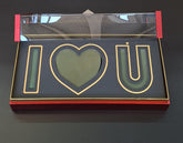 Cutie din carton roșie pentru flori cu burete floral și capac transparent – model „I ♥ U” 50x13cm