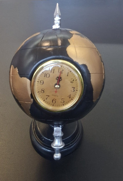 Ceas decorativ de birou în formă de glob pământesc din rășină negru-auriu - 26cm