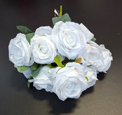Buchet artificial cu trandafiri albi – 46cm