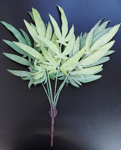 Buchet decorativ artificial cu frunze zimțate – model verde deschis, textură mată