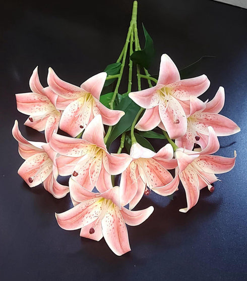 Buchet decorativ cu flori de crin roz – aranjament floral artificial pentru decor elegant
