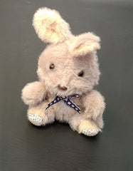 Breloc Iepuraș de pluș gri cu lăbuțe cu cristale – 14cm