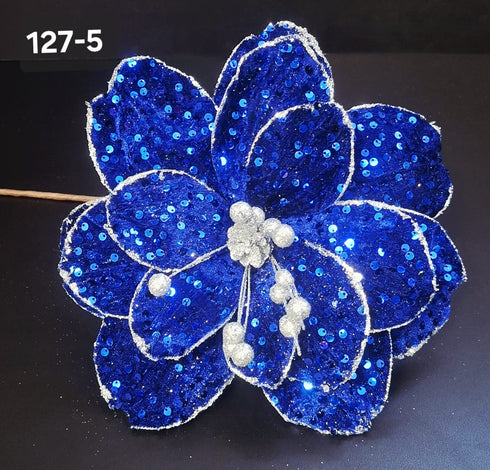 Floare decorativă de Crăciun albastru regal cu paiete și accente argintii – Ø 28cm, tijă 40cm