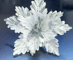 Crăciunițe artificiale albe cu argintiu – flori elegante 10/set