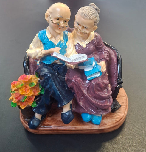 Figurină decorativă Bunici Citind pe Bancă – Rășină - 14×15cm