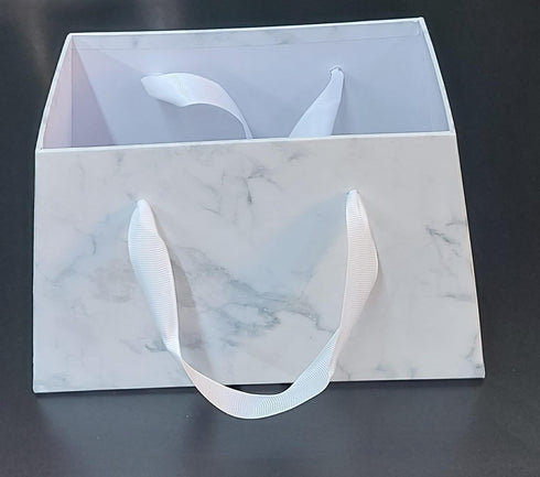 Cutie din carton alb marmorat, dreptunghiulară 20×16cm, cu mânere din panglică – pentru flori și cadouri