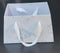 Cutie din carton alb marmorat, dreptunghiulară 20×16cm, cu mânere din panglică – pentru flori și cadouri