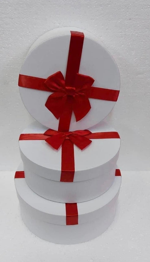 Cutii din carton albe 3/set, rotunde, cu capac și fundă roșie – pentru flori și cadouri elegante