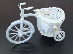 Bicicletă decorativă albă cu coș împletit – suport pentru flori și aranjamente 22cm