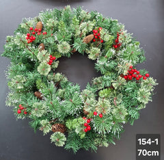 Coroniță Crăciun cu conuri și bobițe roșii – 70cm