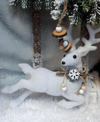 Figurină ren alb Crăciun în poziție de alergare cu fulg și detalii naturale - 21x20cm