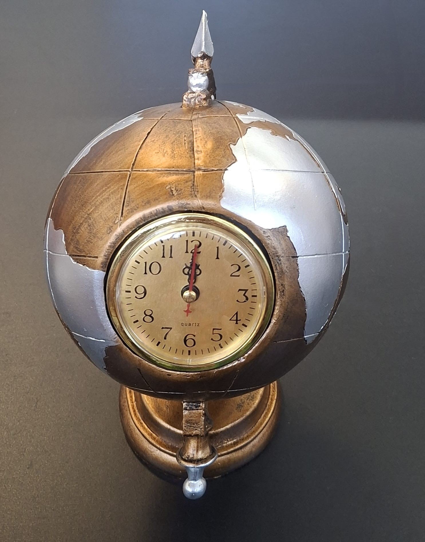 Ceas decorativ de birou în formă de glob pământesc din rășină - 26cm