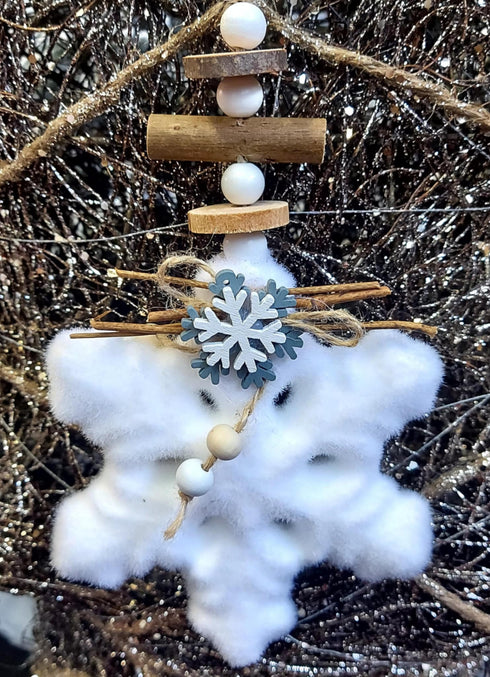 Ornament Crăciun fulg pufos alb cu lemn și mărgele naturale - 12cm