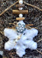Ornament Crăciun fulg pufos alb cu lemn și mărgele naturale - 12cm