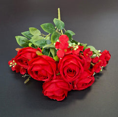 Buchet artificial cu trandafiri roșii și accente florale – 42cm