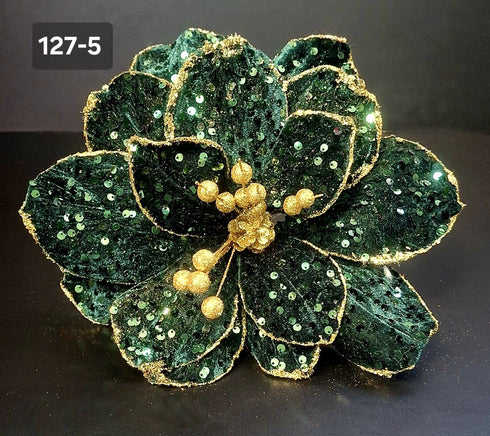 Floare decorativă de Crăciun verde smarald cu paiete și accente aurii – Ø 28cm, tijă 40cm
