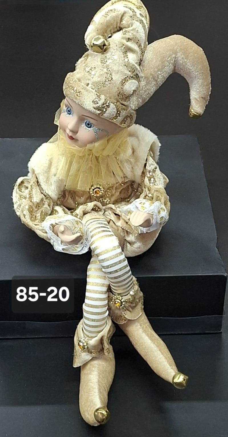 Decorațiune Muzicală de Crăciun Spiriduș cu Cheiță, Picioare Lungi, Costum Șampanie și Detalii Aurii - 30cm