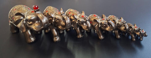 Set decorativ 7 elefanți din rășină cu ornamente și cristale roșii