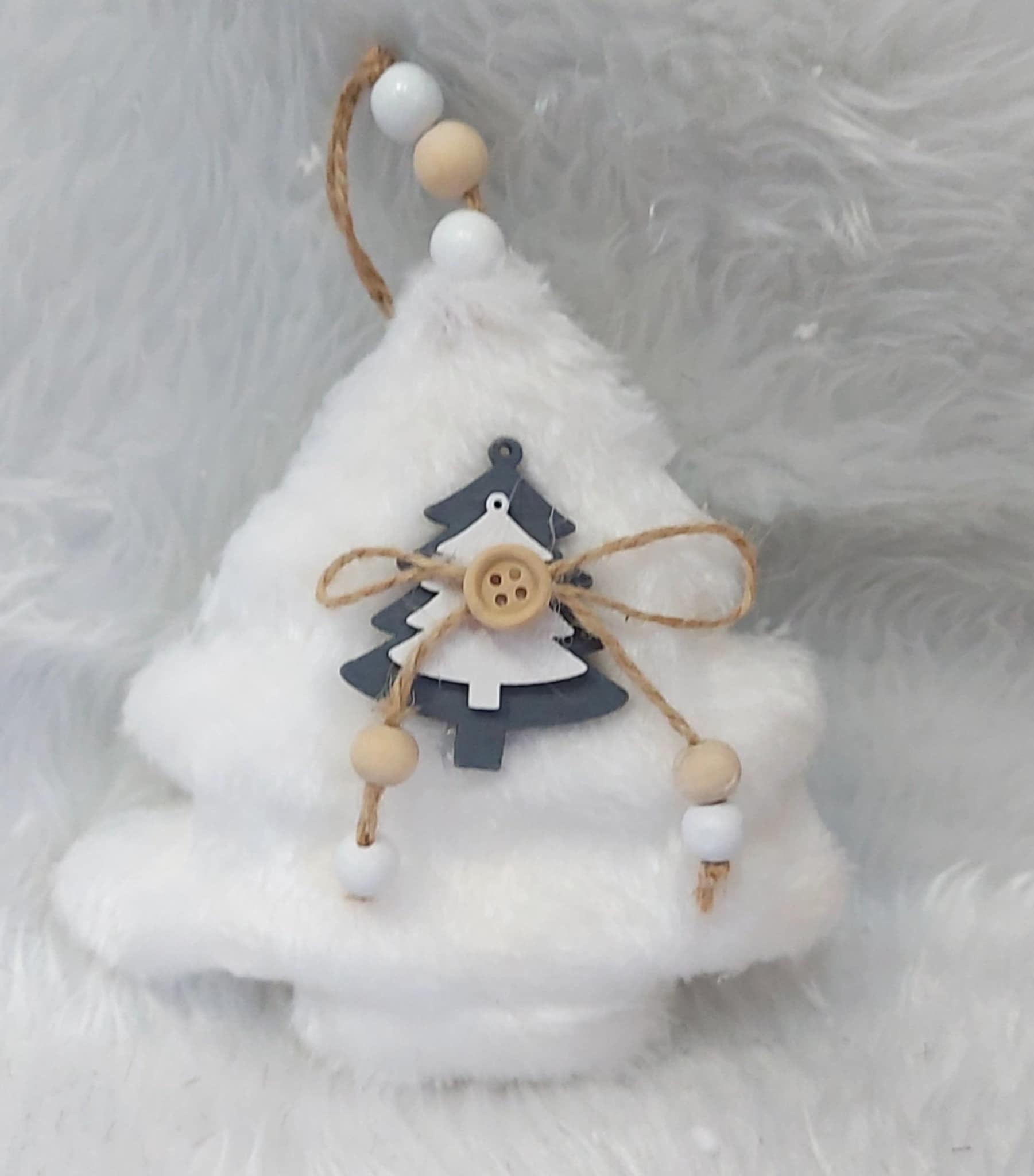 Ornament Crăciun brăduț pufos alb cu fundiță și mărgele din lemn - 13cm