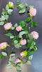 Ghirlandă florală din material textil cu 9 trandafiri roz pal
