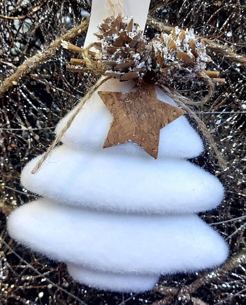 Ornament Crăciun brăduț pufos alb cu conuri și stea din plută - 13cm