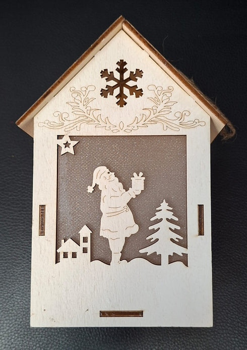 Ornament de Crăciun din Lemn cu LED – Căsuță cu Moș Crăciun - 10x16cm