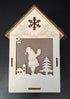 Ornament de Crăciun din Lemn cu LED – Căsuță cu Moș Crăciun - 10x16cm