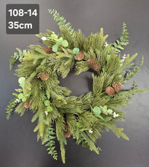 Coroniță Crăciun verde cu conuri de brad și frunze artificiale, 35 cm