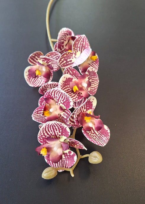Orhidee artificială mini Phalaenopsis 80cm alb cu model mov intens