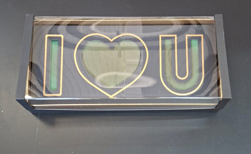 Cutie din carton pentru flori cu burete floral și capac transparent – model „I ♥ U” negru 50x13cm