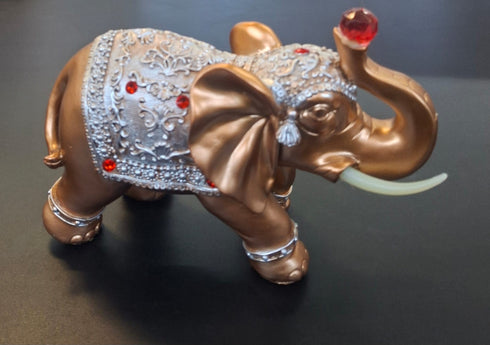 Figurină decorativă elefant din rășină auriu cu ornamente – 26×15cm