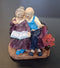 Figurină decorativă din rășină „Bunicii citind” – 12×16cm