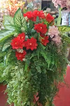 Buchet decorativ cu trandafiri roz și orhidee