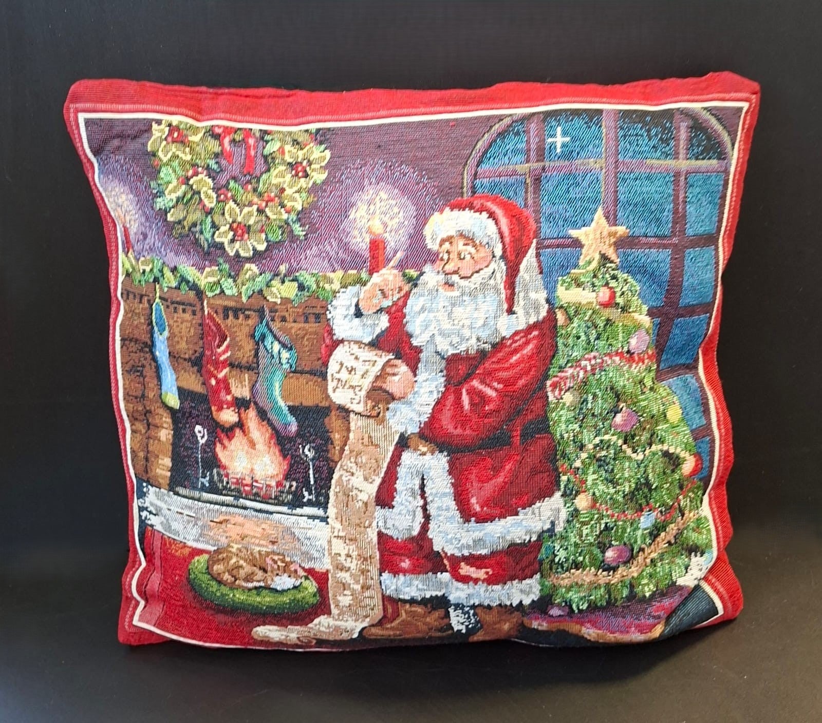 Pernă decorativă cu Moș Crăciun lângă șemineu - 45x45cm