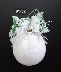 Glob Crăciun decorativ alb cu fundiță argintie și verdeață - 15cm