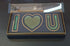 Cutie din carton pentru flori cu burete floral și capac transparent – model „I ♥ U” negru 50x13cm