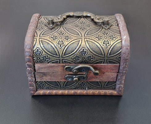Cufăr decorativ vintage din lemn cu detalii metalice – 12x8x8cm