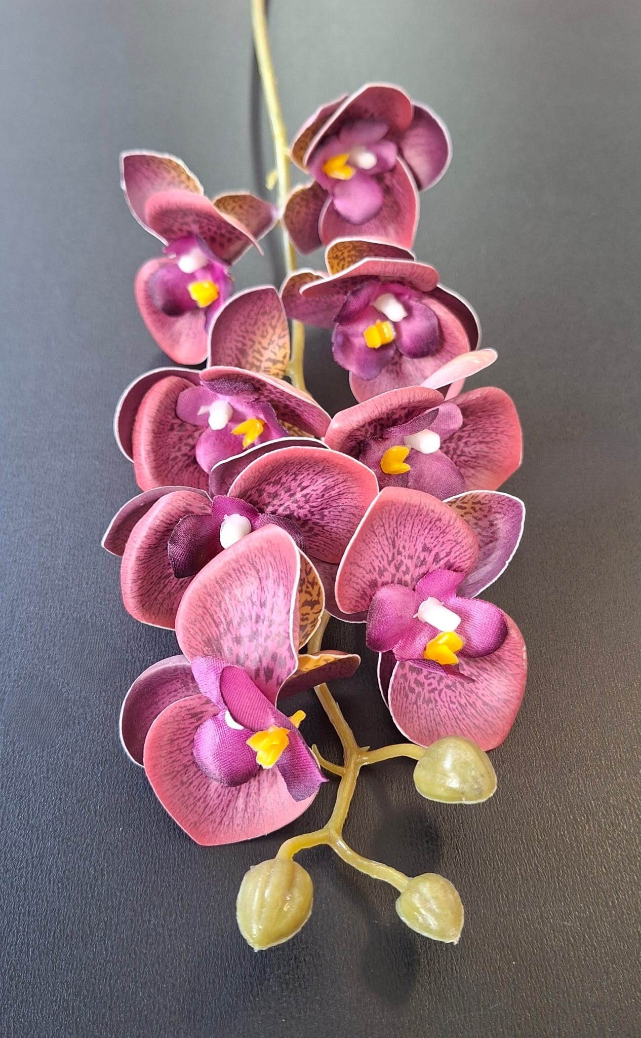 Orhidee artificială mini Phalaenopsis 80cm mov burgundy cu model elegant