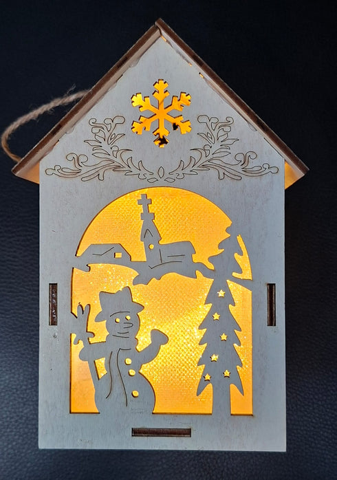 Ornament de Crăciun din Lemn cu LED – Căsuță cu Om de Zăpadă și Brad - 10x16cm
