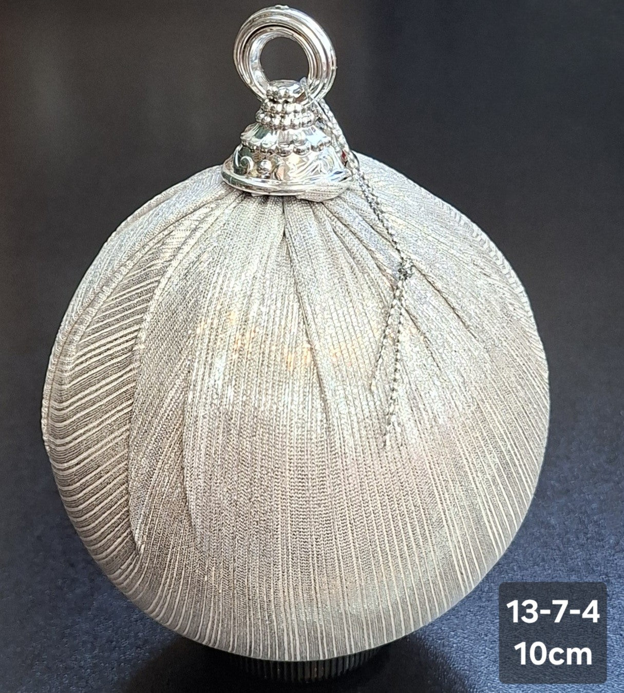 Glob de Crăciun Argintiu Metalizat cu Textură Striată și Detalii Decorative - 10cm