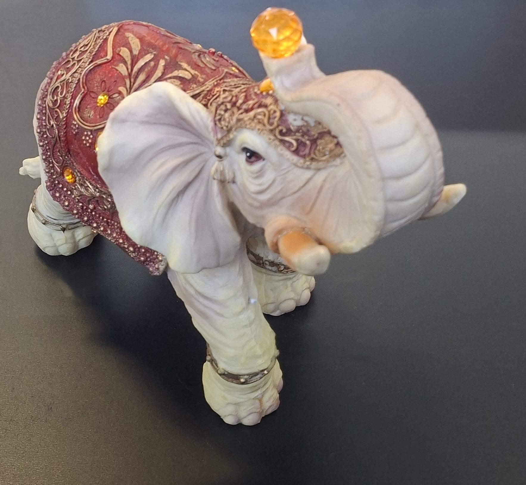 Figurină decorativă elefant din rășină crem cu ornamente bordo 25x21cm
