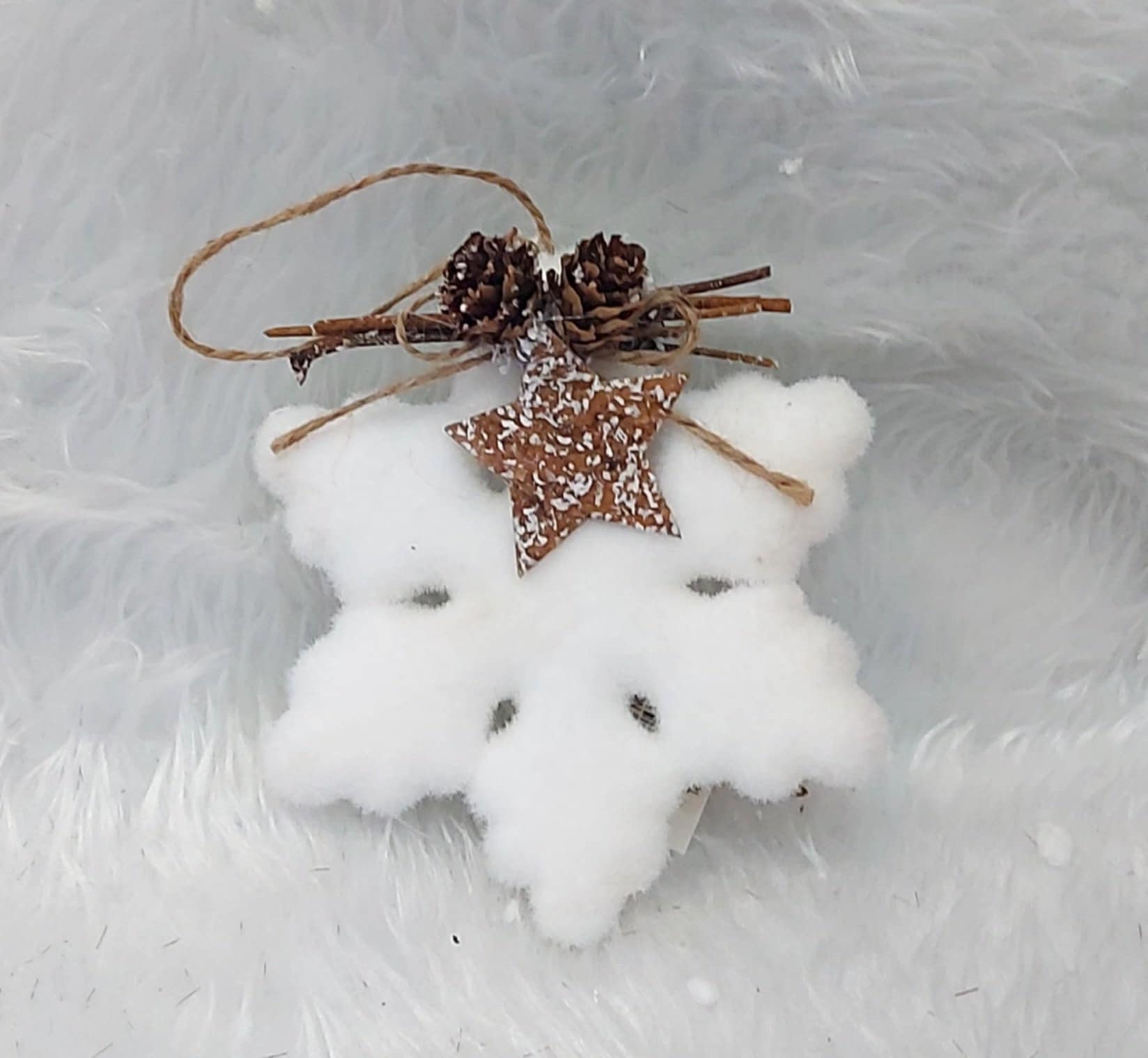 Ornament Crăciun fulg pufos alb cu stea și conuri naturale - 13cm
