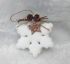 Ornament Crăciun fulg pufos alb cu stea și conuri naturale - 13cm