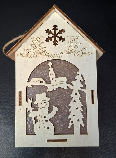 Ornament de Crăciun din Lemn cu LED – Căsuță cu Om de Zăpadă și Brad - 10x16cm