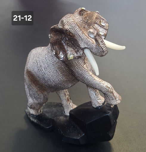 Figurină decorativă Elefant cu Colți – Rășină cu Sclipici - 14×18cm