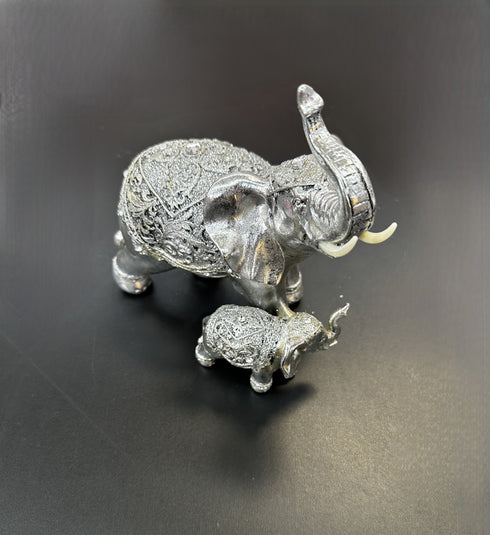 Elefanți Decorativi Rasina – 18cm Argintiu cu Detalii Orientale