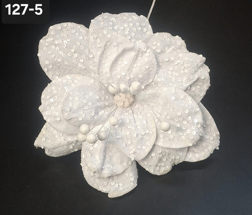 Floare decorativă de Crăciun albă cu paiete – Ø 28cm, tijă 40cm