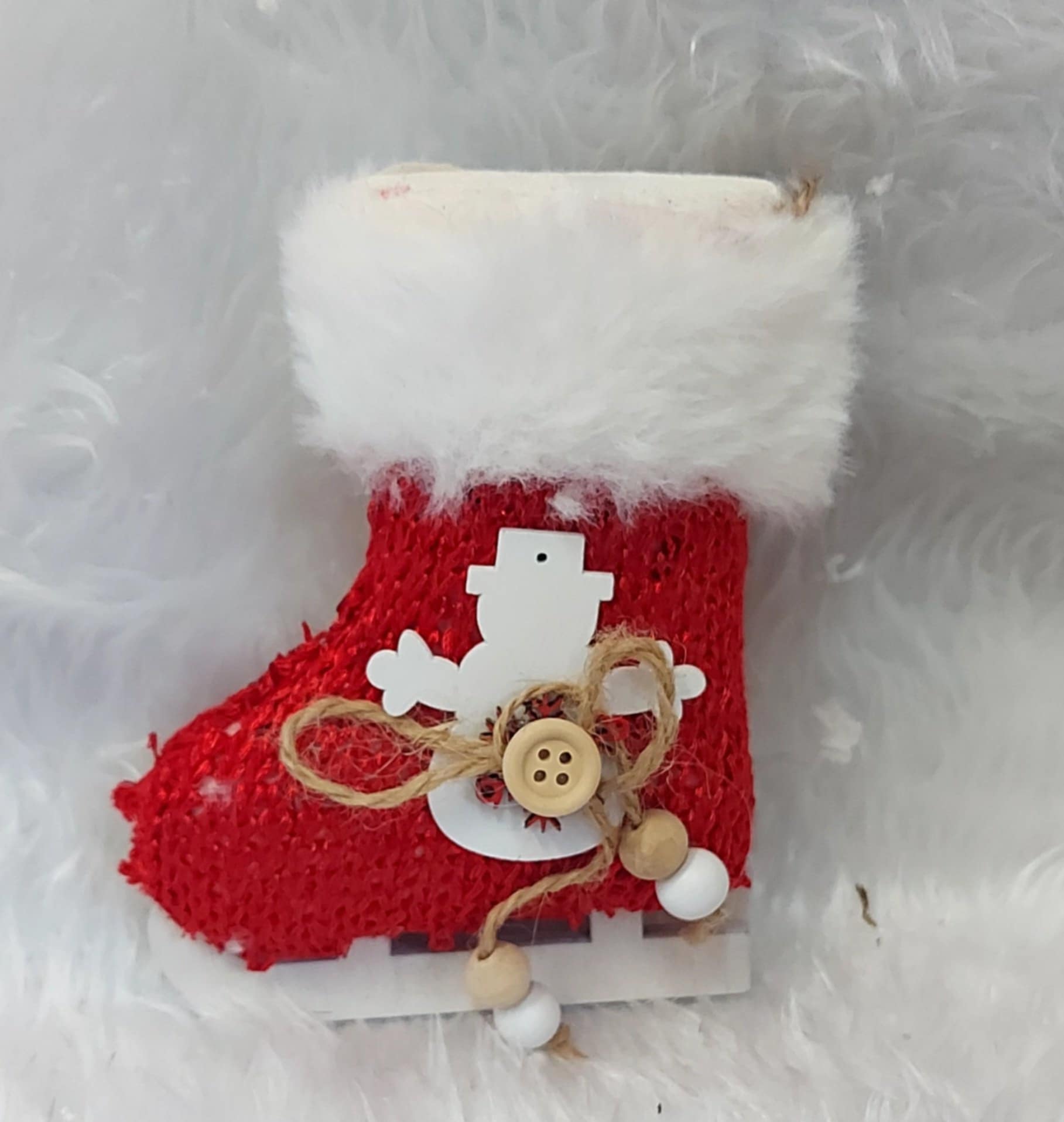 Ornament Crăciun patină roșie tricotată cu blăniță și om de zăpadă – 12cm