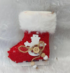 Ornament Crăciun patină roșie tricotată cu blăniță și om de zăpadă – 12cm