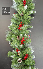 Ghirlandă Crăciun verde cu conuri și bobițe roșii – 270cm